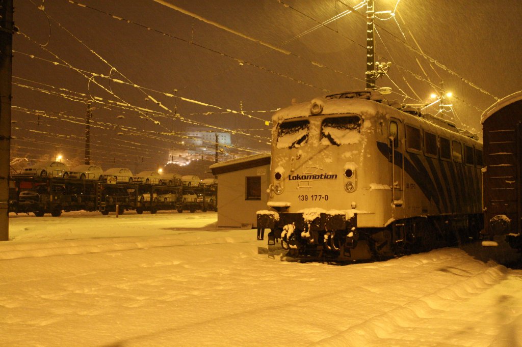 139 177-0 von Lokomotion stand am 13.12.2010 nach starkem Schneefall vor der Festung in Kufstein