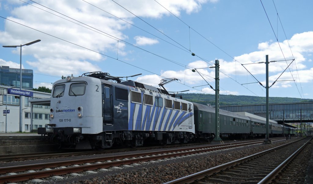 139 177 der Lokomotion zieht den Sonderzug Sdz 92759 (als Ersatz fr 01 1066) nach Koblenz, wo am Abend das Festival  Rhein in Flammen  mit groem Feuerwerk stattfindet. (Heidelberg Hbf, 11.08.12)