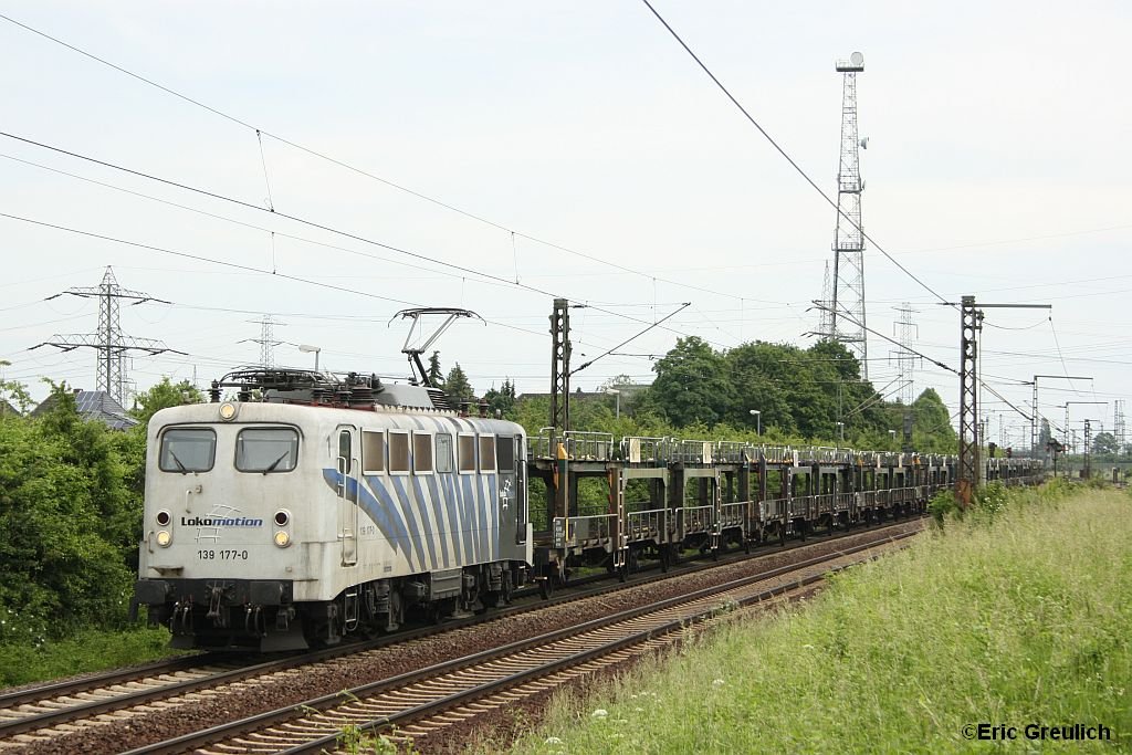 139 177 mit einem leeren Autozug am 10.6.10 in Ahlten.