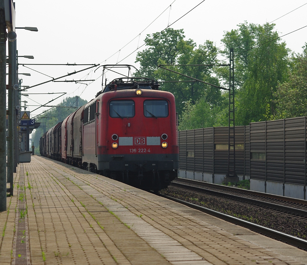 139 222-4 mit gemischtem Gterzug in Fahrtrichtung Wunstorf/Hannover. Aufgenommen am 29.04.2011 in Dedensen-Gmmer.