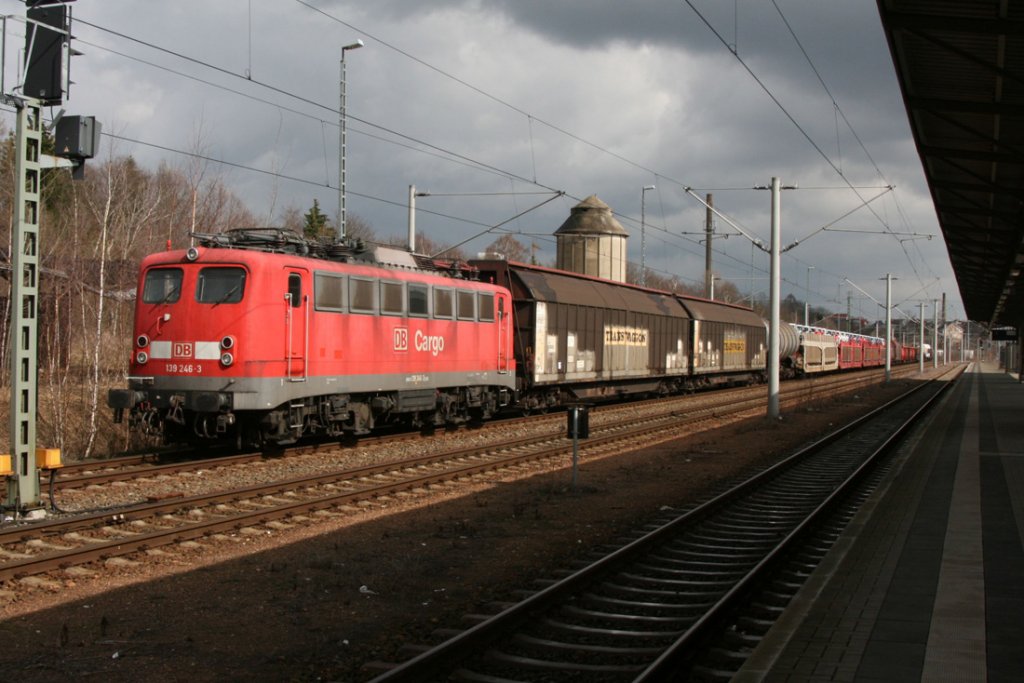 139 246 steht abgebgelt mit einem gemischten Gterzug am Haken in Reichenbach(Vogtl.)Dem Zug wird dann spter eine Diesellok vorgespannt,da zwischen Reichenbach und Regensburg keine Oberleitung vorhanden ist.28.03.2010.