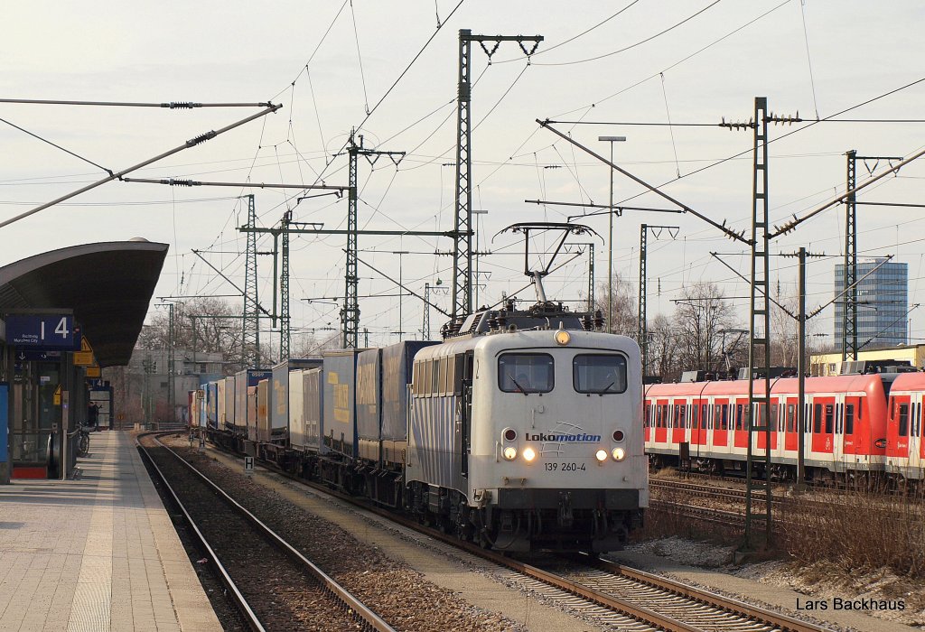 139 260-4 von Lokomotion poltert am 20.03.10 mit KLV-Zug zum Brenner durch Trudering Richtung Rosenheim. Vielen Dank an den Tf fr das Aufblenden des Lichtes!