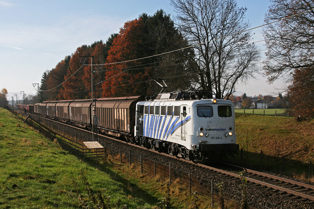 139 260 mit einem Stahlzug am 03.11.2010 bei Fching.