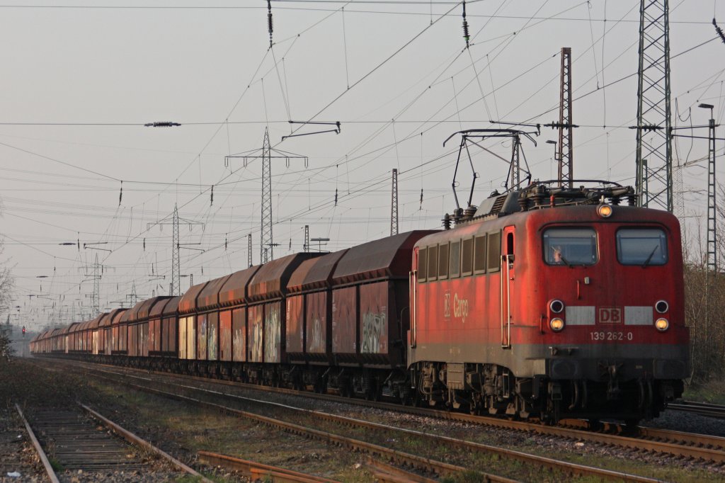 139 262-0 am 29.3.11 mit einem Gterzug bei der Durchfahrt durch Ratingen-Lintorf.