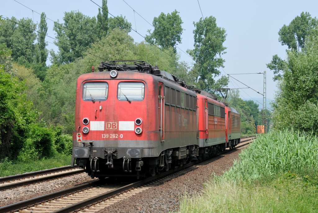 139 262-0 bildete das Ende dieses Lokzuges, der rechtsrheinisch Richtung Kln fuhr. Aufgenommen am 21/05/2011 bei Unkel.