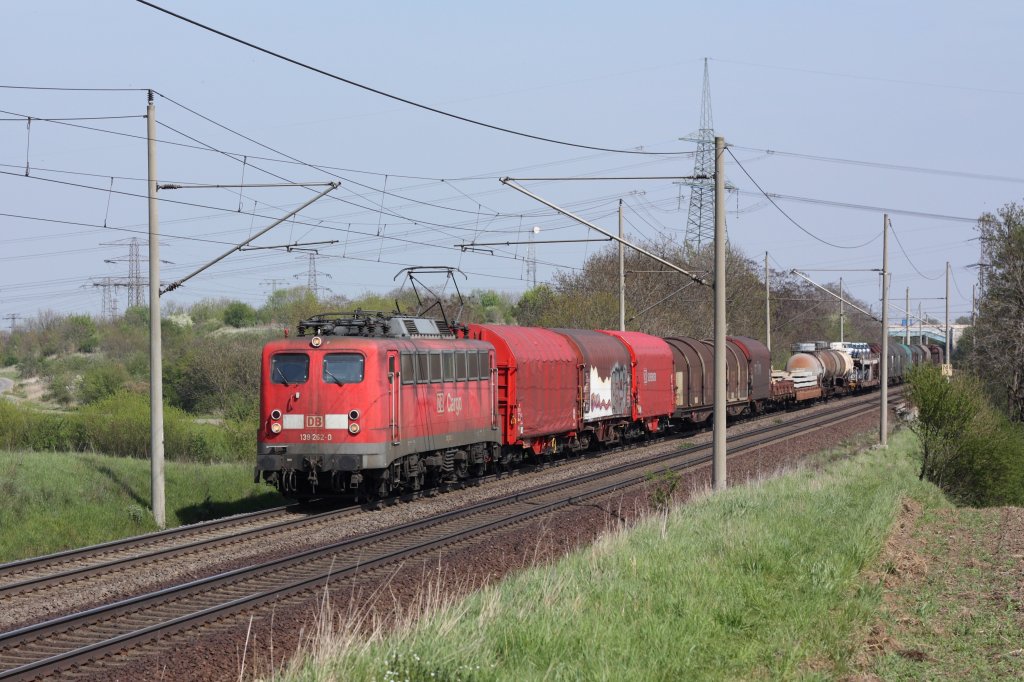 139 262-0 mit einem gemischten Gterzug in Magdeburg Diesdorf. Die Fahrt ging in Richtung Braunschweig, fotografiert am 28.04.2010. 