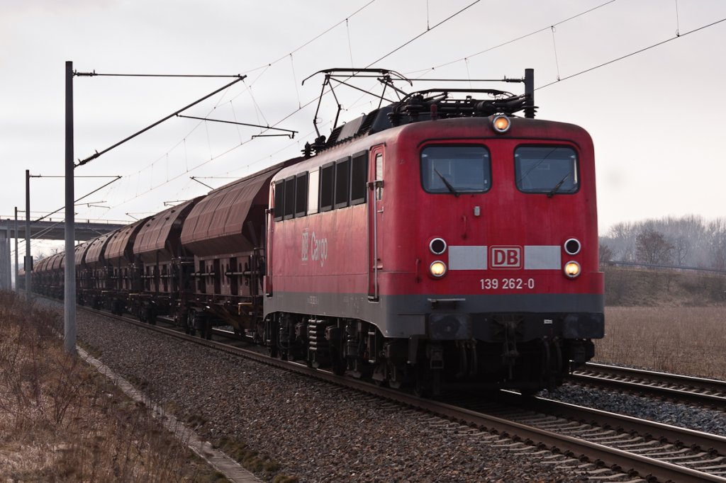 139 262-0 zieht einen Gterzug am 02.03.2012 bei Bornitz in Richtung Riesa.