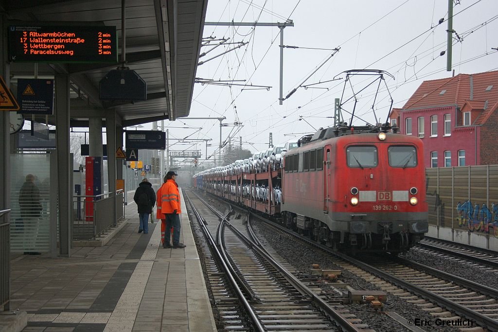139 262 mit einem Autozug in Hannover Linden/Fischerhof am 23.2.2010.