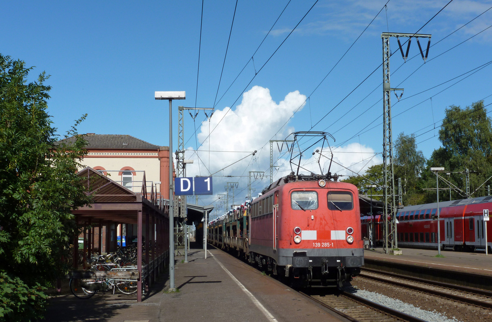 139 285-1 fuhr am 22.09.2012 mit einem Autozug aus richtung Bremen nach Emden, hier in Leer.