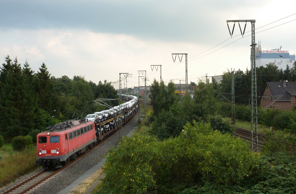 139 285-1 fuhr am 28.08.2012 mit einem Autozug von Emden richtung Bremen, hier in Leer.