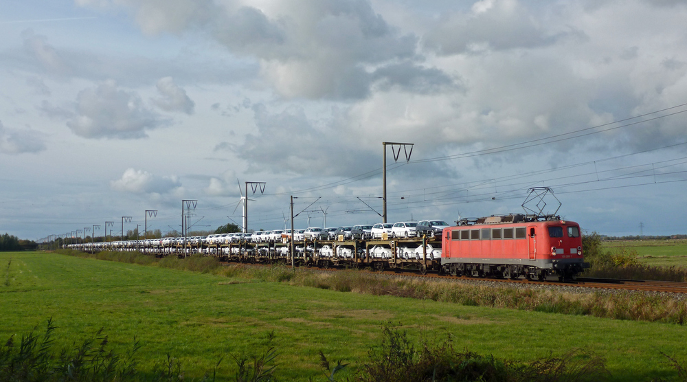 139 285-1 fuhr am 30.10.2012 mit einem Autozug von Emden richtung Bremen, hier bei Petkum.