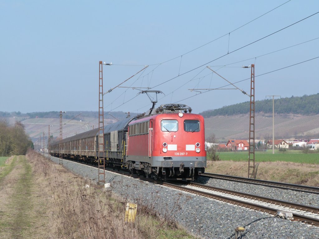 139 287 fhrt am 14.02.13 mit dem Henkelzug aus Richtung Gemnden nach Wrzburg. Eingefangen kurz vor Retzbach-Zellingen.
