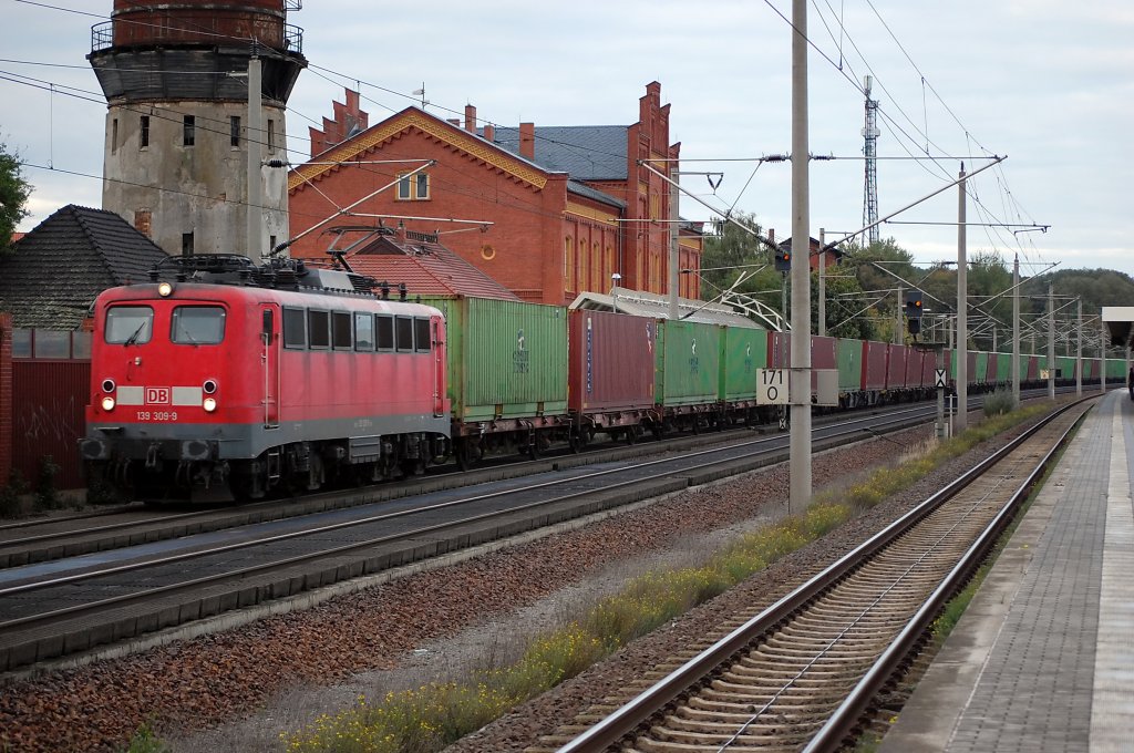 139 309-9 mit einem Containerzug in Rathenow in Richtung Stendal. 29.09.2010