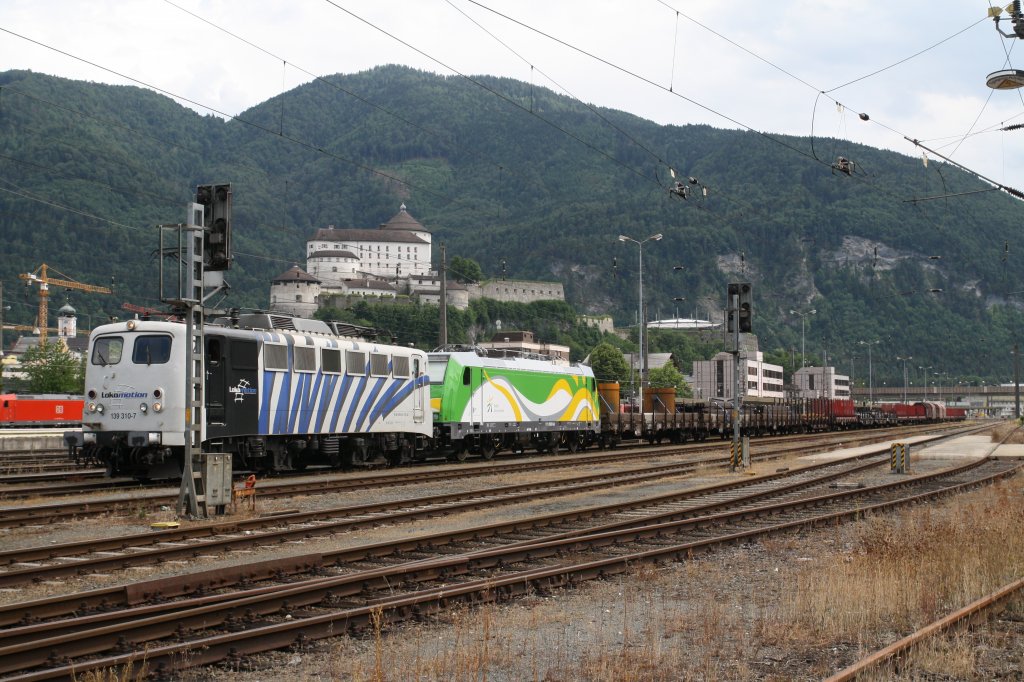 139 310-7 von Lokomotion steht mit der polnischen 583 006-0 am 16.6.2011 in Kufstein. Der Zug kommt aus dem Bombariderwerk in Italien und ist auf der Fahrt nach Polen.