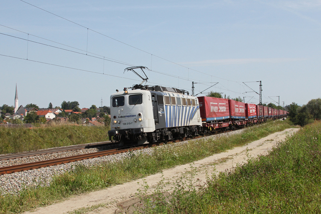 139 310 mit dem Winner KLV am 21.08.2011 bei Osterm�nchen. Wegen Bauarbeiten war an diesem Tag ein Gleis gesperrt und der Zug fuhr �bers Gegengleis.