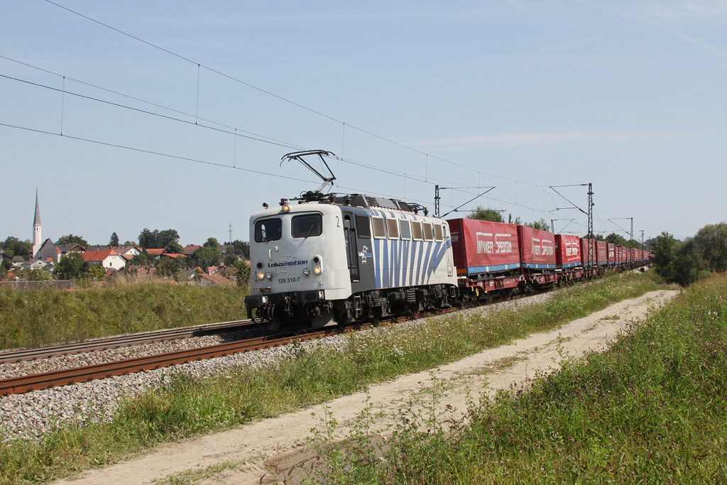 139 310 mit dem Winner KLV am 21.08.2011 bei Ostermnchen. Wegen Bauarbeiten war an diesem Tag ein Gleis gesperrt und der Zug fuhr bers Gegengleis.