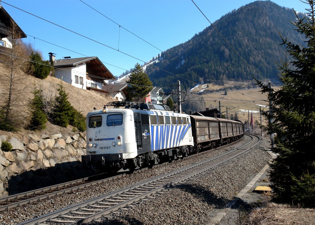 139 310 mit einem Gterzug am 08.03.2011 unterwegs bei St. Jodok am Brenner.