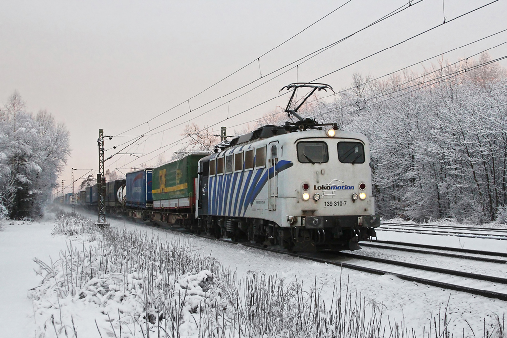 139 310 mit einem KLV Zug am 21.01.2012 in Haar.