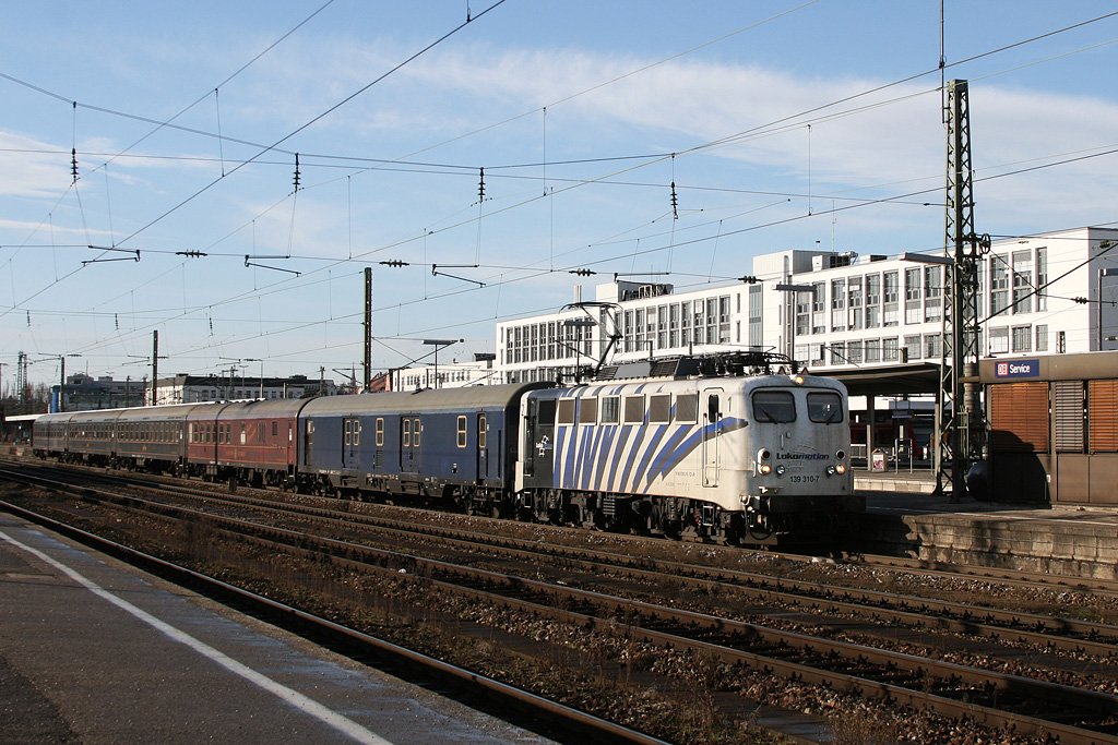 139 310 mit einem Sonderzug nach Salzburg am 28.12.2009 in M�nchen Ost.
