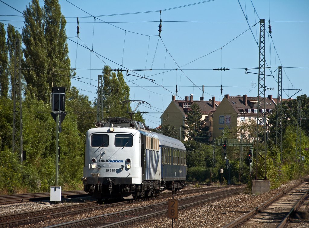 139 310 mit einezlnem Orientexpress-Wagon am 01.08.2010 bei der Durchfahrt durch Mnchen Heimeranplatz.