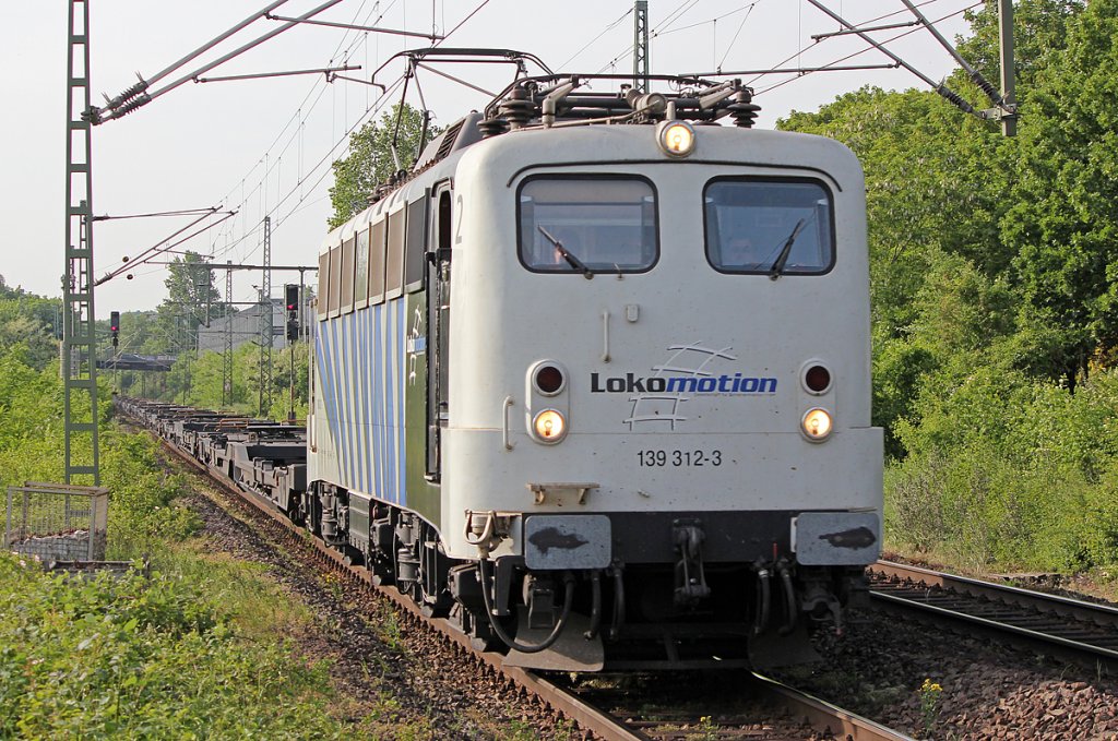 139 312-3 von Locomotion mit leerem Containerzug in Bonn Oberkassel am 07.05.2011