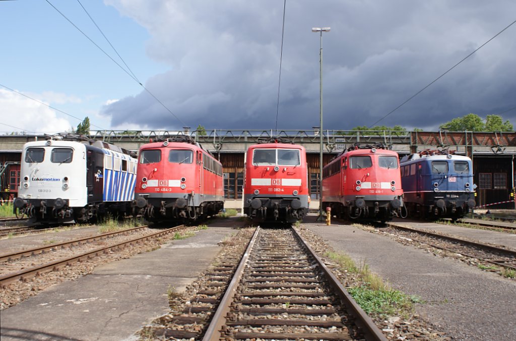 139 312-3 Lokomotion, 110 484-3, 111 082-4, 110 418-1 und 110 228-4 bei der 110er-Parade in Stuttgart am 25.07.09.