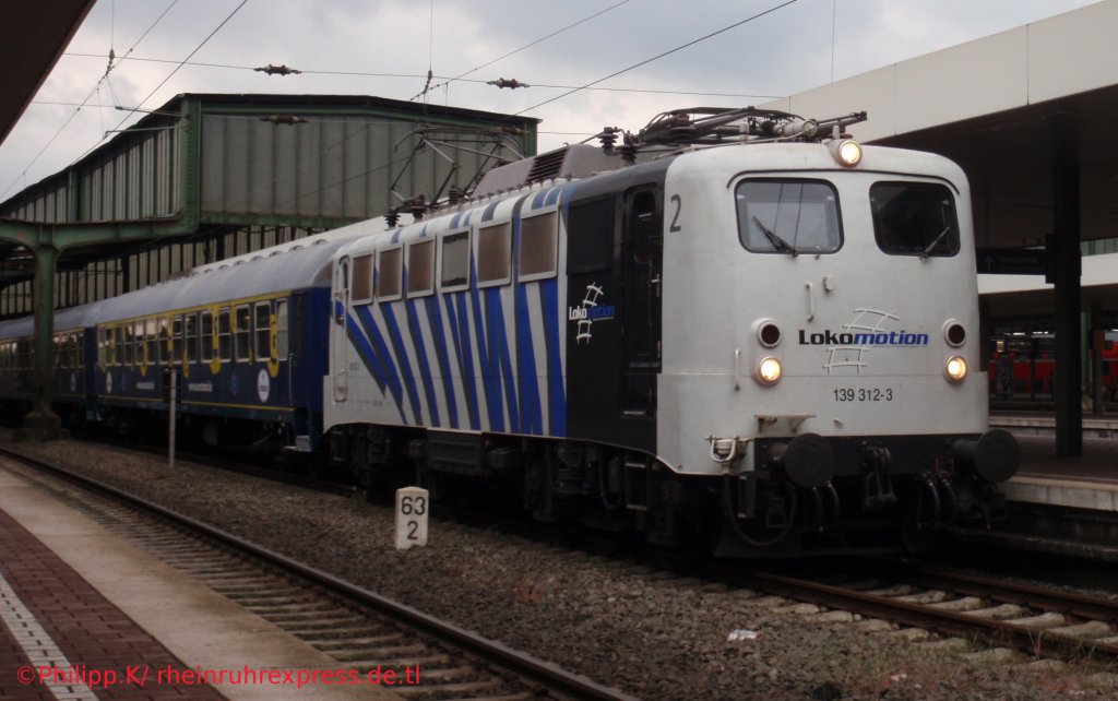 139 312-3 steht am 30.5 mit einem Sonderzug im Duisburger Hauptbahnhhof.
Mehr Bilder von Sonderzgen auch auf meiner neuen Seite:
www.rheinruhrexpress.de.tl