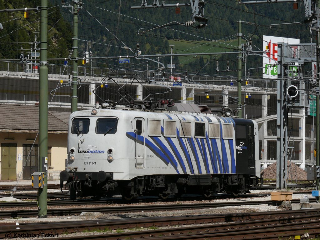 139 312-3 wird sich gleich noch mit zu den zwei anderen 185ern an den Zug hngen und ihn dann richtung Innsbruck den Berg hinabbremsen, 02.08.2010