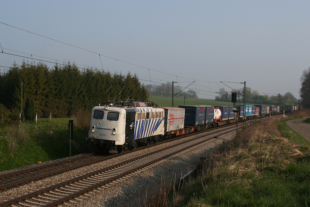 139 312 mit DGS 43125 (M�nchen Ost – Verona) am 24.04.2010 in Vogl bei Gro�karolinenfeld.