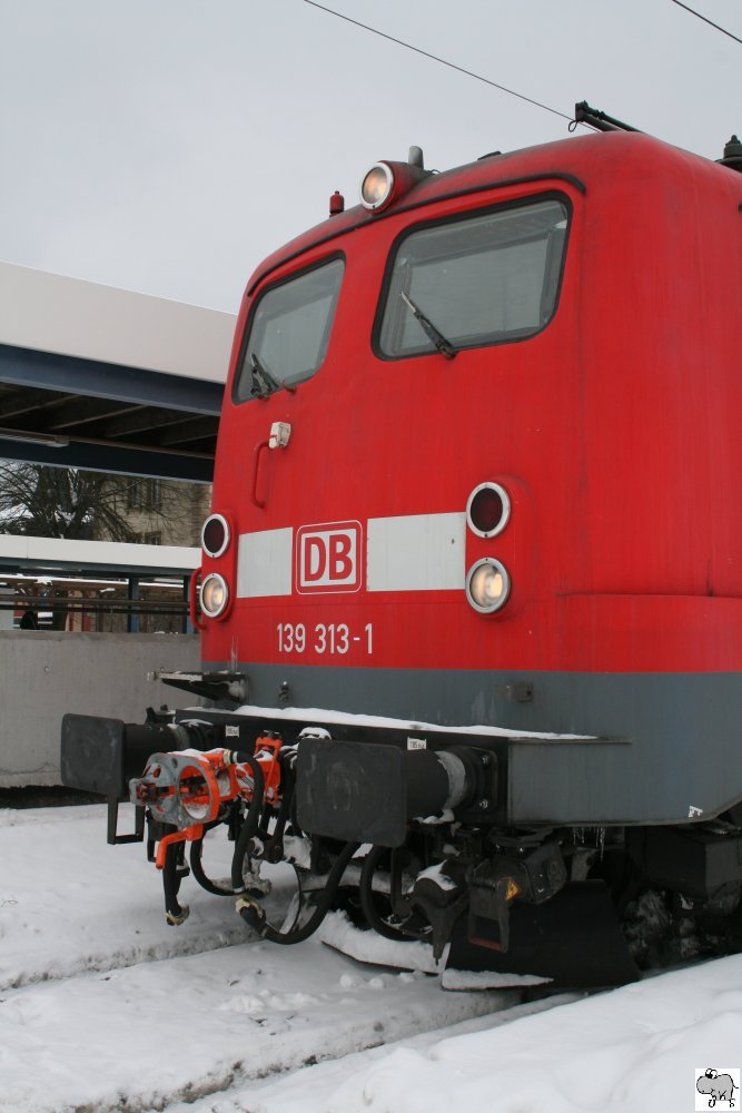 139 313-1, ausgerstet mit einer ICE kompatiblen Kupplung, steht am 14. Februar 2010 im Bahnhof Pressig-Rothenkirchen. Sie soll ICEs bei winterlichen Wetter ber die Frankenwaldrampe helfen.