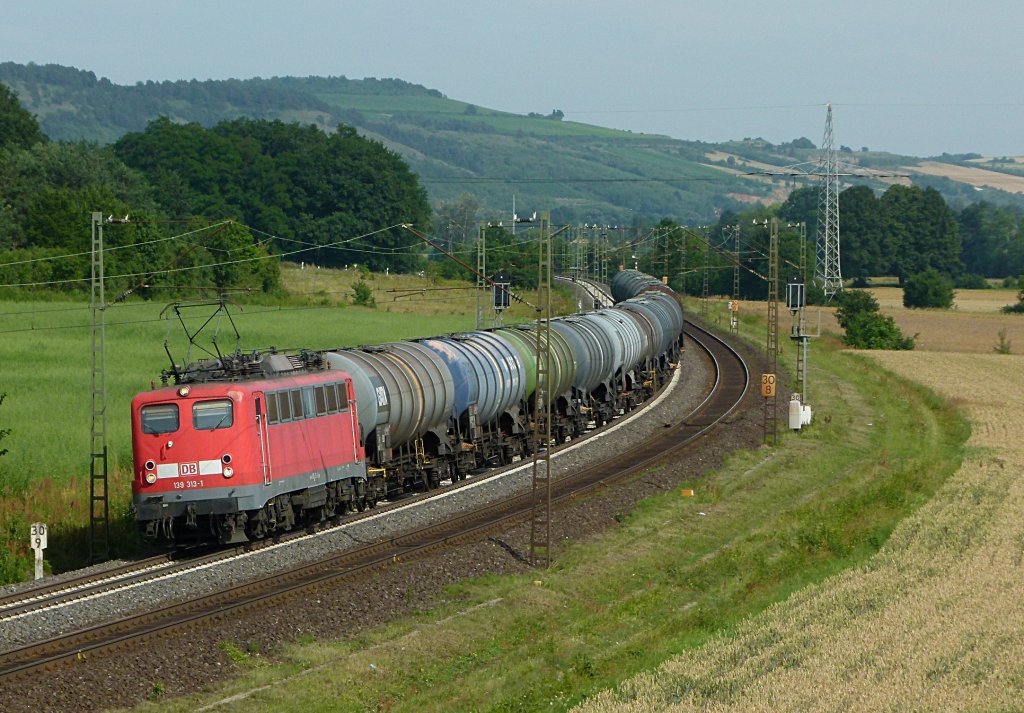139 313-1 ist mit einem Kesselwagenzug am 05.07.2012 bei Wernfeld