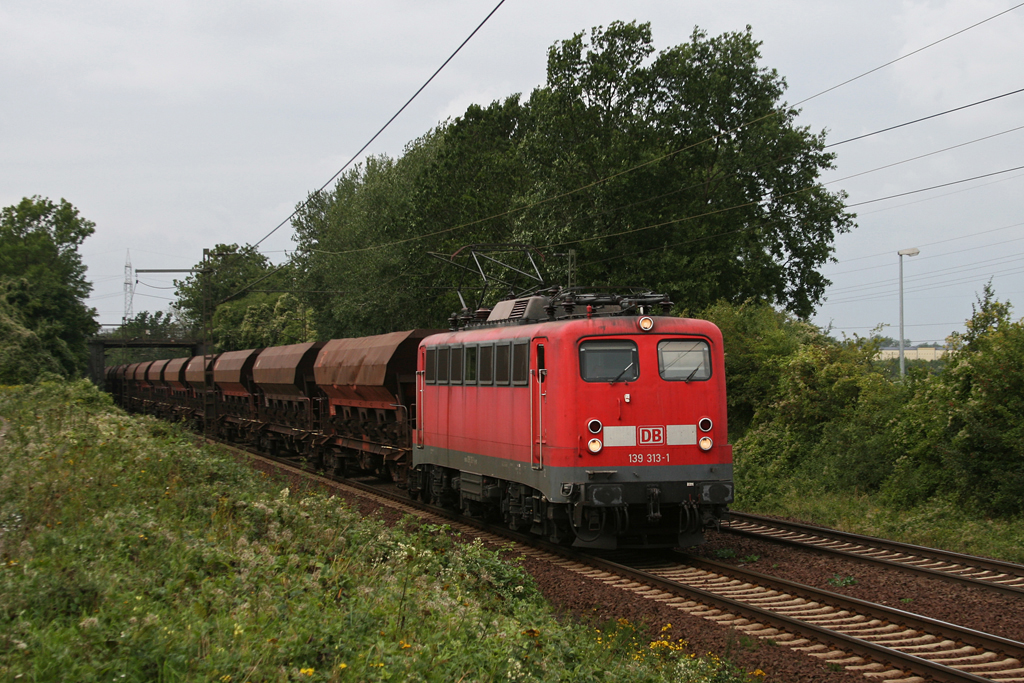 139 313 mit einem Gterzug am 25.08.2010 in Hannover-Ahlten.