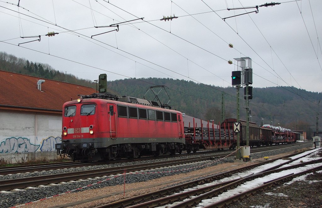 139 314-9 mit einem gemischten Gz in Fahrtrichtung Sden in Bad Hersfeld. Aufgenommen am 11.01.2011.