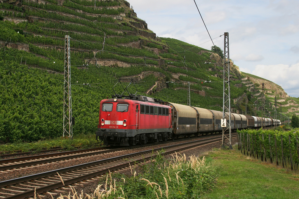 139 314 mit einem Gterzug am 19.08.2010 bei Winningen an der Mosel.