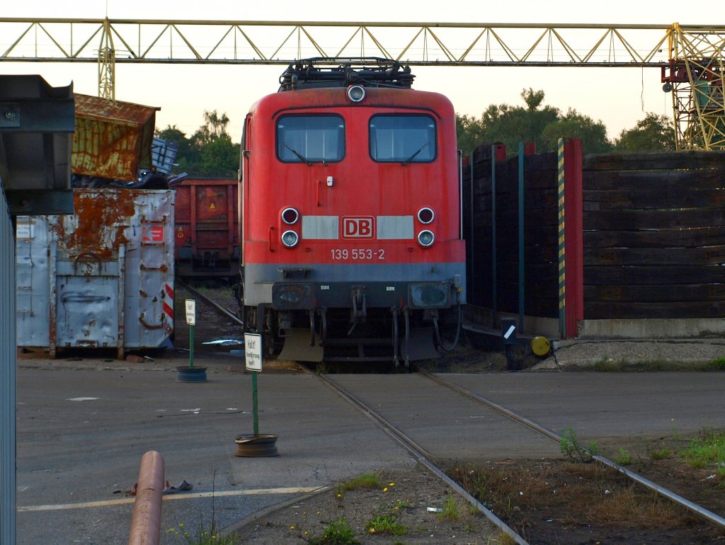 139 553-2 auf dem Schrottplatz der Firma Theo Steil in Eschweiler Aue. Gesehen am 21.09.2010 durch das Werktor der Firma. 