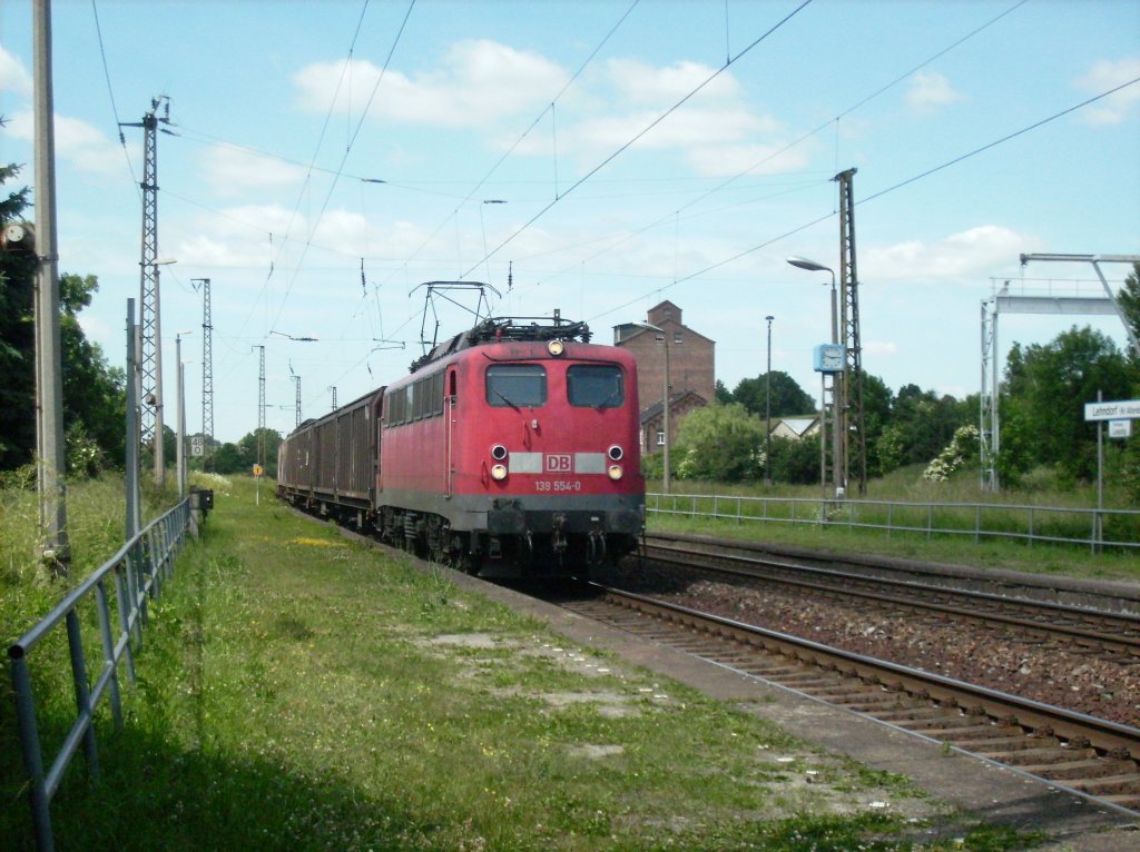 139 554-0 durchfhrt am 16.06.2010 mit ihrem Gterzug den Bahnhof Lehndorf bei Altenburg, in Fahrtrichtung Zwickau.