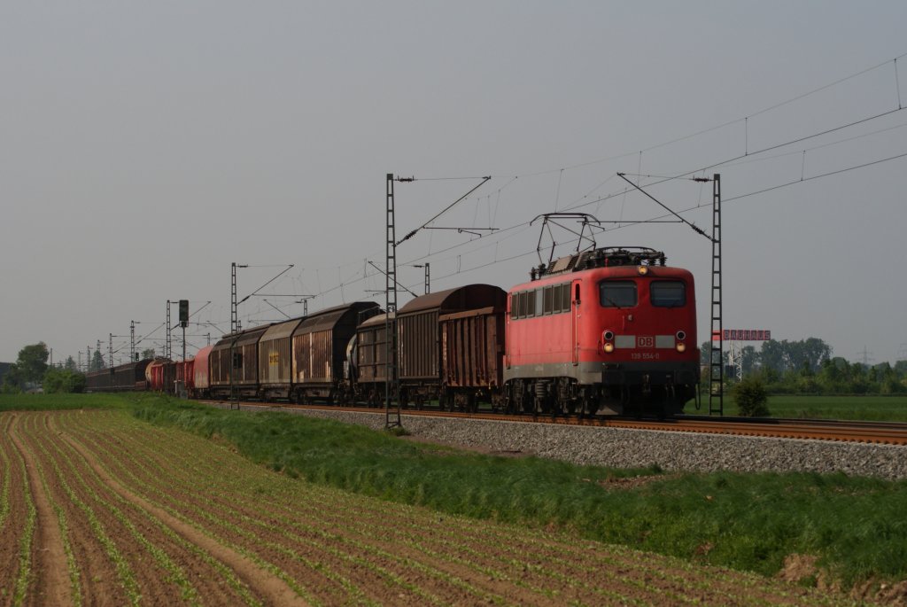 139 554-0 mit einem gemsichten G�terzug in Neuss-Allerheiligen am 30.04.2011