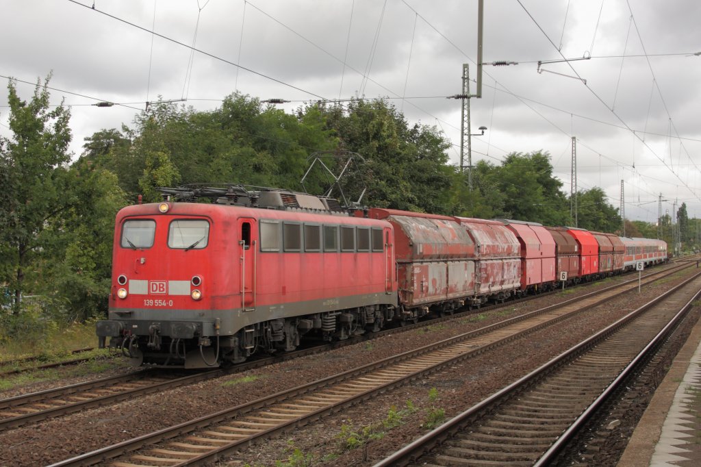 139 554-0 mit einem kurzen Zug Schttgutwagen sowie einem Triebwagen der Baureihe 624 im Schlepp in Magdeburg-Buckau. Die Fahrt ging in Richtung Sden, fotografiert am 30.08.2010. 