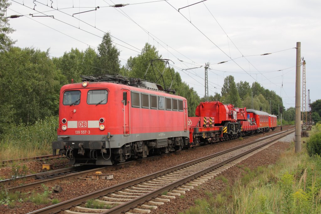 139 557-3 fhrt mit dem Eisenbahnkran  Leipzig  in Richtung Mockau. Fotografiert am 07.08.2010 in Leipzig-Thekla. 