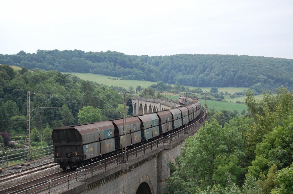 139 557-3 berquerte am 05.07.2010 mit diesem Gterzug aus Fals-Wagen bestehend den Bekeviadukt in Altenbeken.