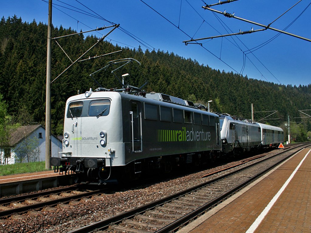 139 558 von Railadventure hatte eine Alstom Prima II und einen Begleiterwagen am Haken, als sie am 1. Mai 2012 Frtschendorf in Richtung Pressig durcheilte. 