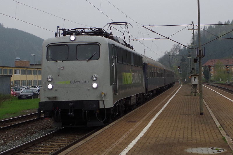 139 558 Railadventure mit 3 blauen Personenwagen und einem Vectron am Zugschluss am 02.05.2013 in Pressig-Rothenkirchen. 