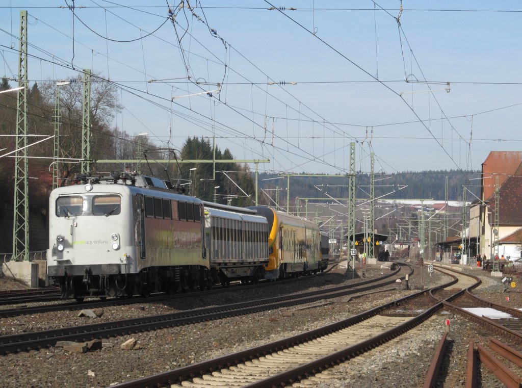 139 558 von Railadventure zieht am 06. Mrz 2013 zwei Schiebewandwagen und einen Pesa Link der Oberpfalzbahn durch Kronach.