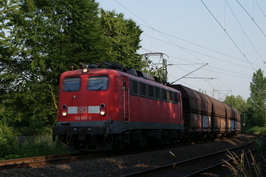 139 562-3 mit einem Kohlezug in Dsseldorf Eller am 23.06.2010