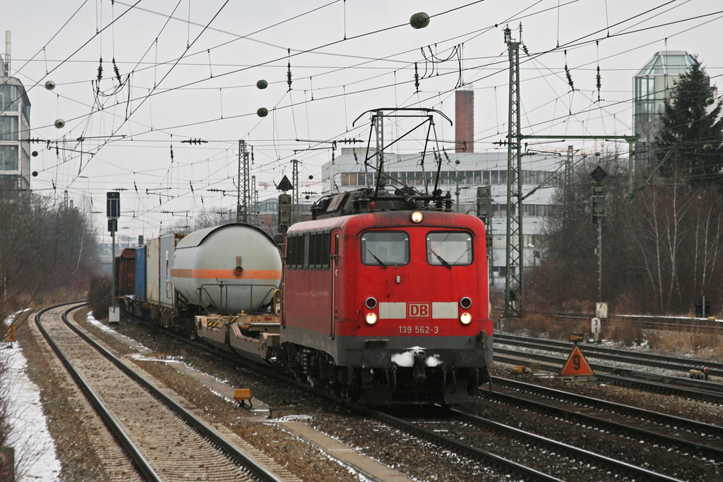 139 562 mit einem gemischten Gterzug am 22.01.2011 am Heimeranplatz in Mnchen.