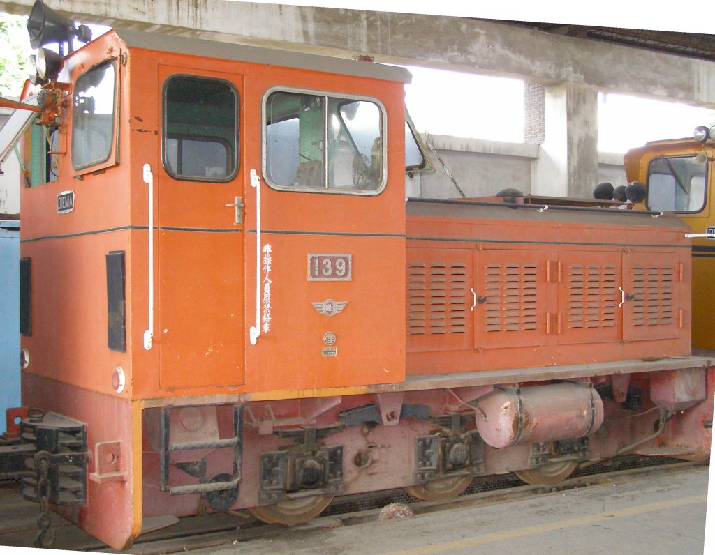 139 DIEMA Diesel-Lok. Standort: XinYing Zuckerplantage / Taiwan (29.11.2009)
2318’04.26  N, 12019’05.83  E.
Hersteller: Diepholzer Maschinenfabrik
Herstell-Typ: DFL200
Spurweite: 762 mm
Eigengewicht: 16,5 t
Auslieferung: 1977
Motorisierung: Benz OM403V > 247 PS
Hchstgeschwindigkeit: 40 km/h
Lokomotive ist fahrtchtig und fr die Personenbefrderung eingesetzt