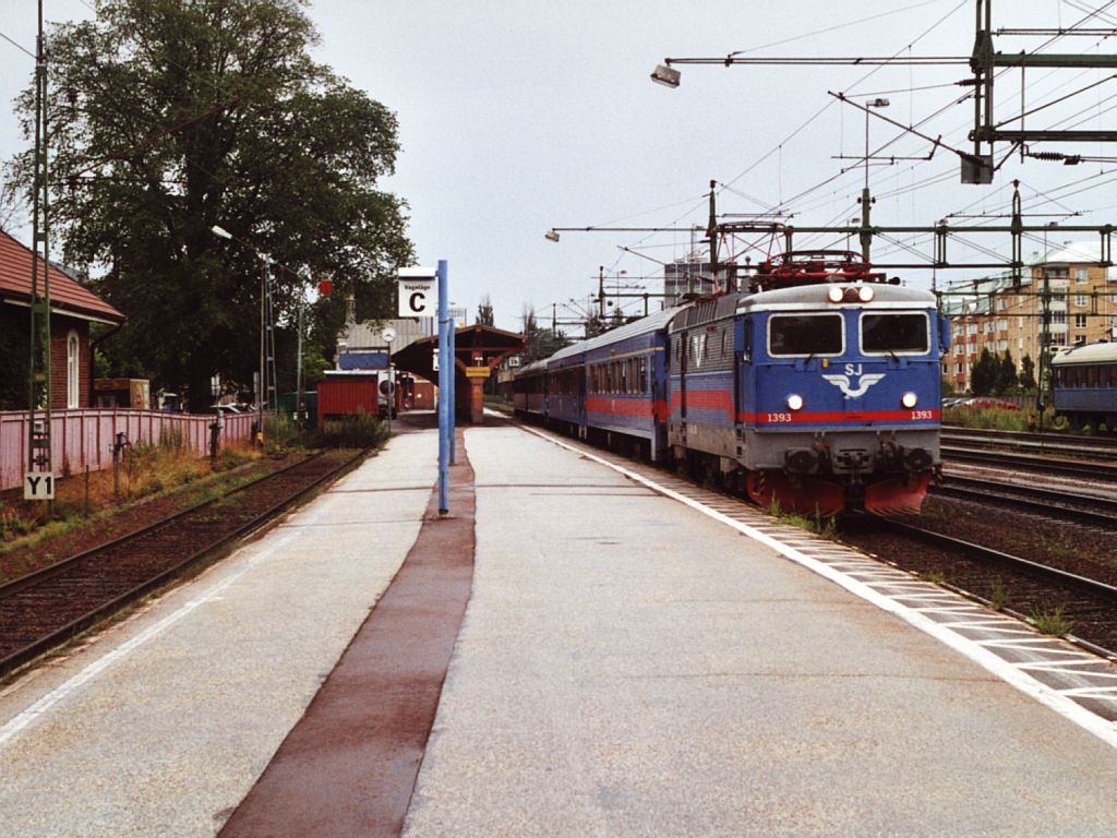 1393 mit Regionalzug 7105 Karlstad-Gteborg auf Bahnhof Karlstad am 13-7-2000.  Bild und scan: Date Jan de Vries.