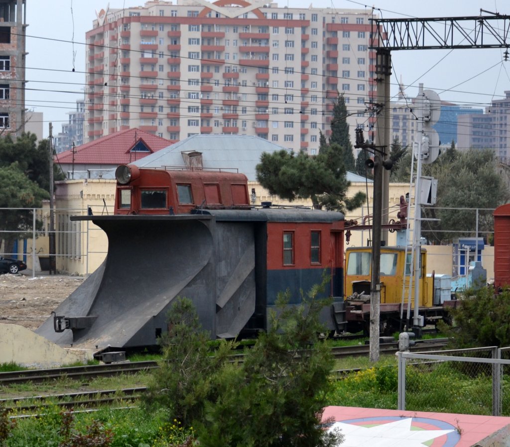 14. April 2012: Schneepflug im Bahnhofsgelnde in Baku 