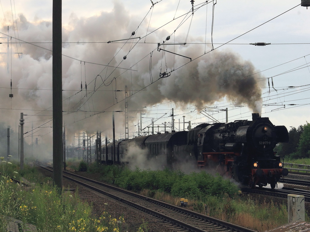 14. Juli 2012,  Ausfahrt 52 8177-9 in Richtung Halle aus dem Bahnhof Berlin Schnefeld Flughafen.