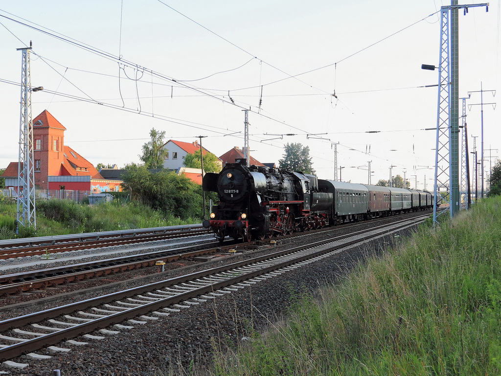 14. Juli 2012, Rckkehr am Abend aus Halle, 52 8177-9 kurz vor der Einfahrt in den Bahnhof Berlin Schnefeld Flughafen.